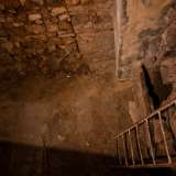 Ma � il momento di accedere alla parte pi� importante della chiesa: la zona ipogea riscoperta durante le indagini degli anni 70. Scendiamo quindi attraverso una scala in ferro a circa tre metri di profondit�...